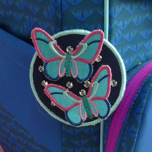 Patch Klettie 9 cm Papillon Souhait pour Cartable Aimant Application Cône Scolaire Bleu Inscription Scolaire Fait Main Conception Unique de Robe de Fée