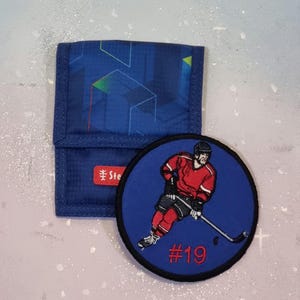 Klettie Patch 11 cm Eishockey Spieler für Magnet für Lasche Schulranzen Braun Weiß Applikation Schultüte Einschulung FeenkleidDesign