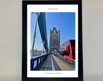 Tower Bridge / London Bridges / Themse / Tower Bridge London / Süd-London / Londoner Bus / Roter Bus in London /