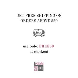 K&ouml;nnte beinhalten: Eine Grafik mit dem schwarzen Text GET FREE SHIPPING ON ORDERS ABOVE $50, einer schwarzen Strichzeichnung eines Lieferwagens mit dem Wort FREE darin, dem Text use code: FREE50 at checkout und einem quadratischen Logo mit stilisiertem Text.
