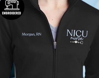 Personalisierte NICU Krankenschwester Full Zip Jacke, gestickte RN Zip Up Jacke, benutzerdefinierte Neugeborenen Krankenschwester Geschenk für Frauen, S056