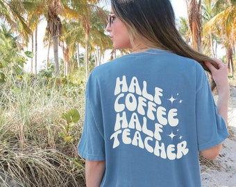Halve koffie half leraar shirt, grappige leraar shirt, leraar shirt, kleuterschool shirt, leraar leven shirt, cadeau voor leraar, comfort kleuren