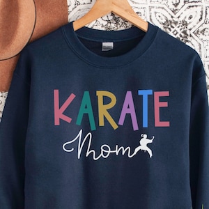 Moletom Karate Mom, Mamãe Artes Marciais, Karate Mama, Karate Wife, Dia das Mães, Presente Karate Mom, Camisas Mom Life, Moletom Sports Mama, RZ551
