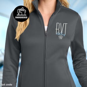 Broderad RVT-jacka med hel dragkedja, specialdesignad veterinärtröja, personlig veterinärpresent till kvinnor, R069