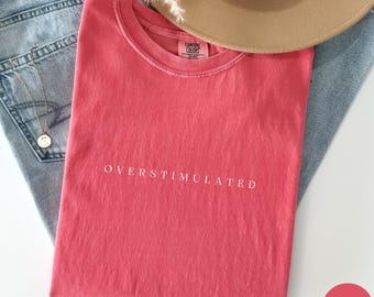 Overstimuleerd T-shirt Comfort Colors®, sarcastisch shirt, rare kleding, ironisch shirt, angst-T-shirt, shirt geestelijke gezondheid, Mom Life, T245