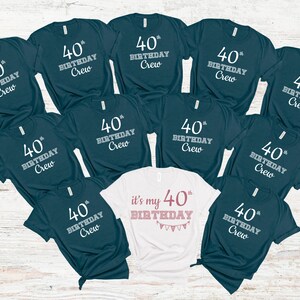 Puede incluir: Diez camisetas azul turquesa con texto blanco que dice "40th Birthday Crew" y una camiseta blanca con texto rosa que dice "it's my 40th Birthday".
