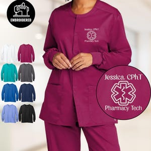Chaqueta quirúrgica CPhT personalizada con cremallera, chaqueta bordada para técnico de farmacia con cierre a presión frontal, regalo personalizado para técnico certificado, S011