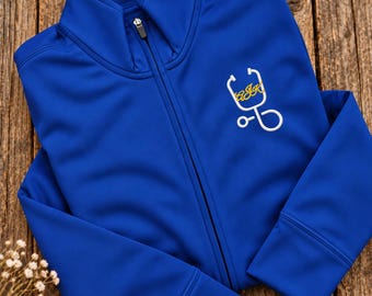 Fleecejack met volledige ritssluiting en geborduurd stethoscoopmonogram, gepersonaliseerde initialen