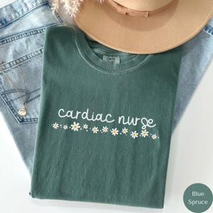 Herz Krankenschwester Shirt, Geschenk für Herz Krankenschwester, Herz-Kreislauf-Krankenschwester-T-Shirt, Kardiologie RN EP Shirt, Herz Krankenschwester Rundhalsausschnitt, Abschlussgeschenk, RZ808