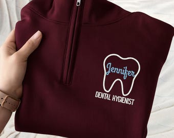 Sudadera con cremallera de un cuarto para higienista dental, diseño con nombre y diente, para consultorio dental, N038