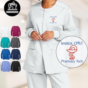 Puede incluir: Chaqueta blanca bordada de técnico de farmacia con el nombre "Jessica, CPhT" y un símbolo de farmacia. La chaqueta tiene mangas largas, cuello redondo y dos bolsillos delanteros. Se muestran camisas de manga larga adicionales en varios colores.