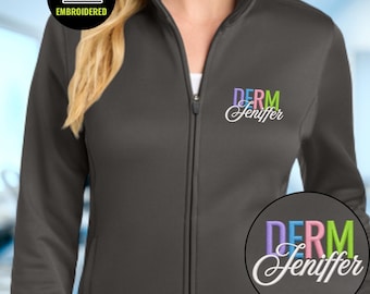 Op maat gemaakt Dermatologie (DERM) Fleecejack met volledige ritssluiting, geborduurde meerkleurige letters, Derm Staff Fleece Cadeau