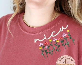 Besticktes NICU-Krankenschwester-Shirt, benutzerdefiniertes gesticktes Blumenhalsdesign, personalisiertes NICU-Geschenk für Krankenschwester, Neugeborenes Shirt, E016