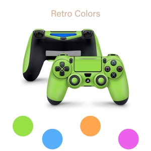 Puede incluir: Dos mandos de PlayStation 4, uno negro y otro verde brillante, con el texto "Retro Colors" encima. Cuatro círculos de colores están debajo de los mandos: verde, azul, naranja y rosa.