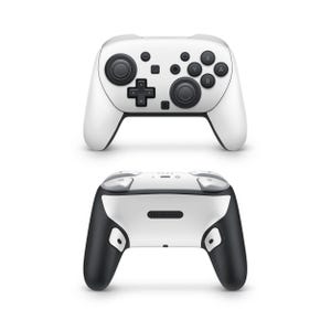 Op de afbeelding: Witte en zwarte draadloze gamecontroller. De controller heeft een witte behuizing met zwarte joysticks, knoppen en handgrepen. De bovenaanzicht toont de knopindeling, de onderaanzicht het Nintendo-logo.