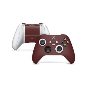 Może przedstawiać: Dwa kontrolery Xbox, jeden biały, a drugi bordowy. Bordowy kontroler ma białe logo Xbox i białe przyciski.