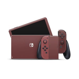 以下が含まれることがあります： マロン色のNintendo Switchコンソールと、お揃いのJoy-Conコントローラー。コンソールは画面を開いた状態で表示され、コントローラーが取り付けられています。Switchは白い背景に配置されています。