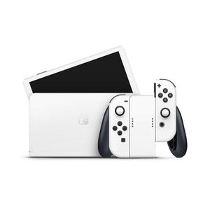Peut inclure: Une console de jeu blanche avec un écran noir et des manettes blanches. Les manettes ont des accents et des boutons noirs. La console est conçue pour le jeu portable ou sur socle.