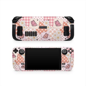 Può includere: Una skin per console Steam Deck con un design patchwork. Presenta farfalle rosa, margherite bianche e piccoli arcobaleni su uno sfondo a quadretti rosa e bianchi. La skin copre la parte anteriore e posteriore della console.