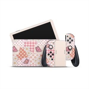 Puede incluir: Una consola Nintendo Switch y accesorios con un diseño de patchwork con mariposas rosas, margaritas y patrones de cuadros. El conjunto incluye una consola, mandos Joy-Con y una funda de transporte.