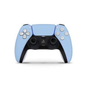 Puede incluir: Un mando inalámbrico PlayStation 5 DualSense de color azul claro con detalles negros y botones blancos.