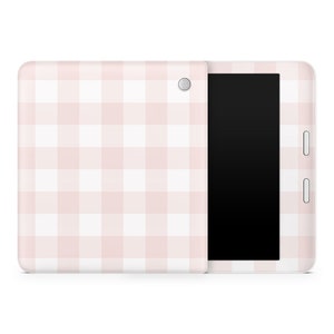 Op de afbeelding: Een roze en witte gingham tablet hoes met een zwart scherm. De hoes heeft een cameragat en een knop aan de zijkant.