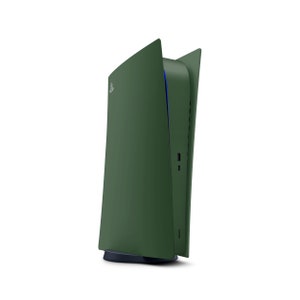 Puede incluir: Una consola PlayStation 5 de color verde oscuro con una base negra. La consola está de pie y tiene un diseño elegante y moderno.