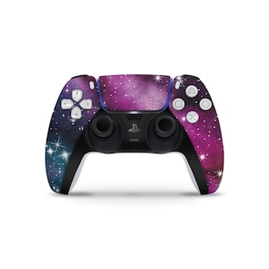 Op de afbeelding: Een PlayStation 5-controller met een galaxy-thema in paars en blauw met witte knoppen en een zwart PlayStation-logo.