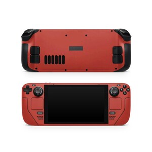 Op de afbeelding: Een rode handheld gameconsole, getoond van voor en achter. De voorkant toont een zwart scherm, knoppen en joysticks. De achterkant toont zwarte handgrepen en ventilatieopeningen. Het woord "STEAM" is zichtbaar aan de voorkant.