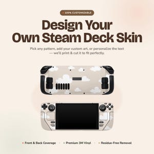 Op de afbeelding: Een aanpasbare Steam Deck skin met een beige achtergrond en een wit wolkenpatroon. De tekst luidt: Design Your Own Steam Deck Skin, 100% CUSTOMIZABLE, Pick any pattern, add your custom art, or personalize the text, Front & Back Coverage, Premium 3M Vinyl, Residue-Free Removal.