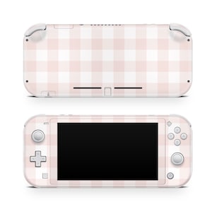 Könnte beinhalten: Eine rosa und weiße karierte Nintendo Switch Lite Konsole. Die Konsole wird von vorne und hinten gezeigt. Die Vorderseite zeigt den Bildschirm, die Tasten und die Joysticks. Die Rückseite zeigt die Rückseite der Konsole mit dem Nintendo-Logo.