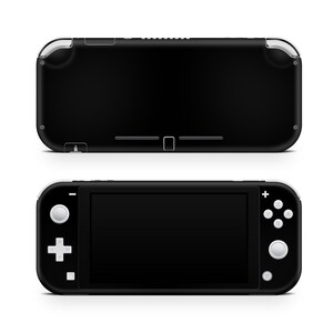 Könnte beinhalten: Eine schwarze Nintendo Switch Lite Handheld-Spielekonsole mit weißen Knöpfen und einem schwarzen Bildschirm.