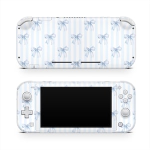 Puede incluir: Una consola de juegos portátil blanca con un patrón de lazo azul claro sobre un fondo a rayas. La consola tiene una pantalla negra y botones de control. El diseño cubre toda la consola, incluyendo la parte trasera y delantera.