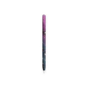 Op de afbeelding: Een zwarte en roze Apple Pencil-huid met een galaxy-thema en witte glitteraccenten.