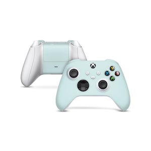 Può includere: Un controller Xbox blu chiaro con pulsanti bianchi e un logo Xbox bianco. Il controller è mostrato da davanti e da dietro.