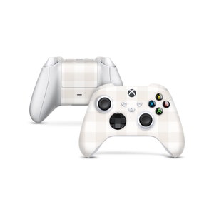 Op de afbeelding: Een witte Xbox-controller met een beige en wit geruit patroon. De controller heeft de standaard Xbox-knoppen, waaronder A, B, X, Y en het Xbox-logo.