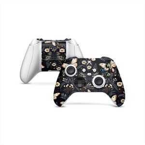 Könnte beinhalten: Eine schwarze und weiße Xbox-Controller-Haut mit einem Blumenmuster und goldenen Schmetterlingen. Die Haut ist für den Xbox Series X-Controller konzipiert.