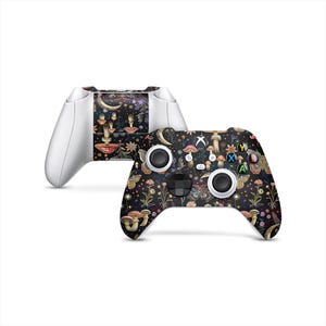 Könnte beinhalten: Eine schwarze und weiße Xbox-Controller-Haut mit einem Pilz- und Blumenmuster. Die Haut ist für den Xbox Series X-Controller konzipiert.