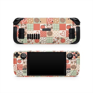 Puede incluir: Una funda para consola Steam Deck con un diseño de patchwork con ilustraciones de manzanas, corazones y tartas en tonos rojos, verdes y beige. La funda cubre la parte delantera y trasera de la consola.