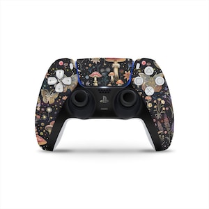 Peut inclure: Une manette sans fil PlayStation 5 DualSense noire avec un motif floral et de champignons. La manette présente un schéma de couleurs noir et blanc avec une variété de fleurs et de champignons colorés.
