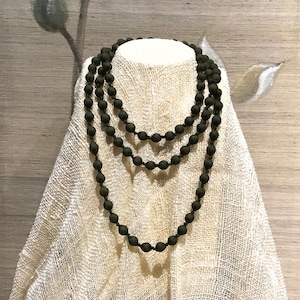 Colar | Colar de seda | Colar longo de seda | Seda envolta em madeira de amoreira | Luxo | Estilo elegante e gracioso.