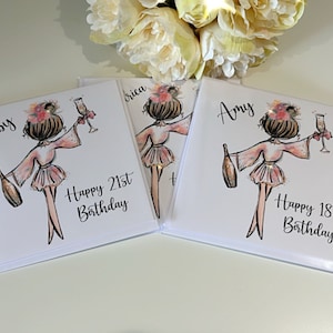K&ouml;nnte beinhalten: Drei personalisierte Geburtstagskarten mit einer Cartoon-Illustration einer Frau im Bademantel, die ein Glas Champagner h&auml;lt. Die Karten sind wei&szlig; mit schwarzem Text und tragen die Namen Libby, Erica und Amy. Der Text enth&auml;lt auch die S&auml;tze "Happy 21st Birthday" und "Happy 18th Birthday".