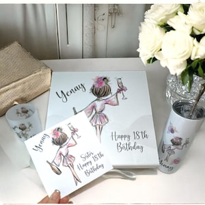 K&ouml;nnte beinhalten: Eine wei&szlig;e Geschenkbox mit einem personalisierten Design, das eine Frau in einem rosa Morgenmantel zeigt, die ein Glas Champagner h&auml;lt. Die Box enth&auml;lt eine Karte mit dem Text "Schwester Gl&uuml;cklicher 18. Geburtstag" und einen Becher mit einem &auml;hnlichen Design. Die Box ist mit dem Namen "Yenay" und dem Text "Gl&uuml;cklicher 18. Geburtstag" verziert.