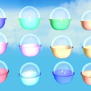 Op de afbeelding: Een verzameling van twaalf kleurrijke, transparante capsule-speelgoed met heldere, afgeronde toppen en felgekleurde bases. De bases zijn in tinten roze, blauw, groen en geel, tegen een blauwe hemel.