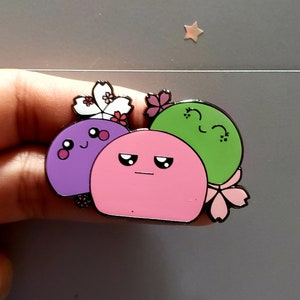 Pin de esmalte de Mochi y hermanos molestos