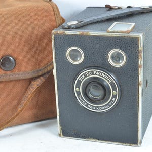 Kodak Brownie Six-20 vintage box camera circa 1930s - fully working antique camera with original canvas case