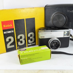 Kodak Instamatic 233 Vintage Camera circa 1960s with original case, box and flashcubes