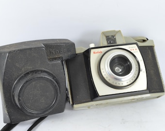 Cámara vintage Kodak Brownie 44A de los años 60 en funcionamiento con cubierta de plástico original de Kodak.