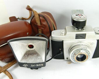 Agfa Silette Vintage Camera circa 1940s/1950s - working antique camera with original case, flash and light meter