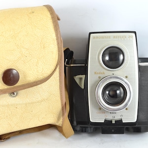 Kodak Brownie Reflex 20 vintage camera circa 1950s/1960s classic antique film camera with case